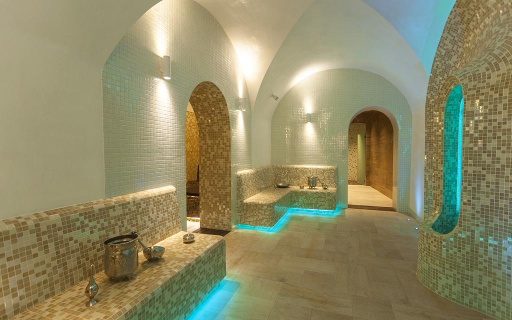 La Cigale Tabarka Otel Dış mekan fotoğraf A hammam in a spa