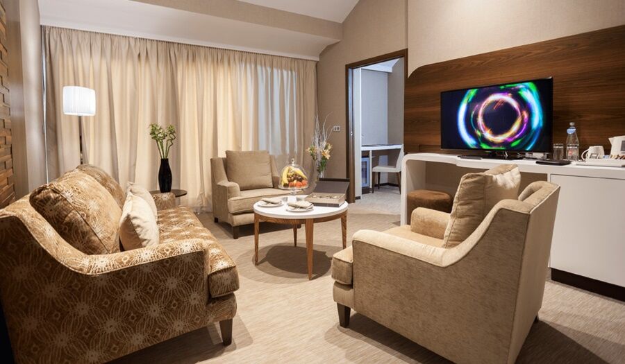 La Cigale Tabarka Otel Dış mekan fotoğraf A living room in a hotel suite